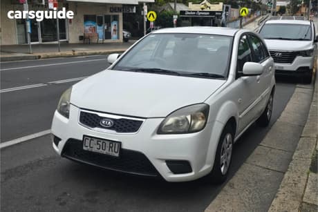White 2010 Kia RIO Hatchback S