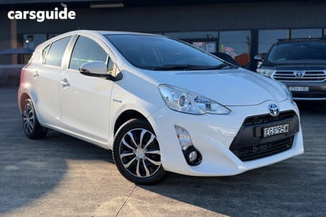 White 2016 Toyota Prius-C Hatchback Hybrid