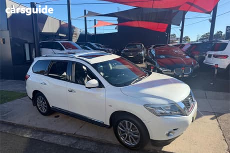 White 2017 Nissan Pathfinder Wagon St-L (4X4)