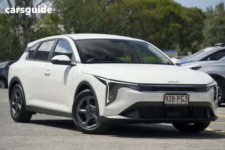 White 2025 Kia K4 Hatchback S