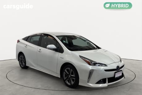 White 2019 Toyota Prius Sedan S TOURING SELECTION 4WD