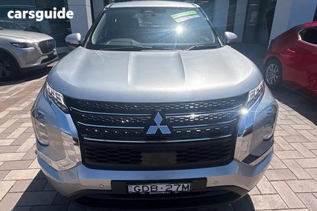Silver 2023 Mitsubishi Outlander Wagon Es 7 Seat (2Wd)