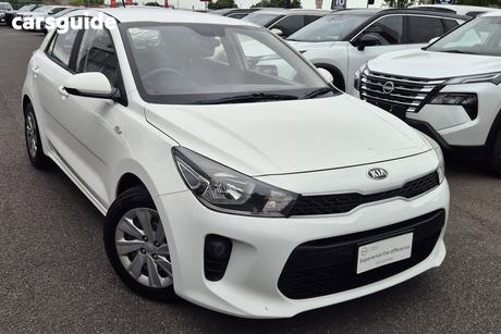White 2017 Kia RIO Hatchback S