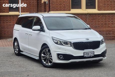 White 2017 Kia Carnival Wagon Platinum