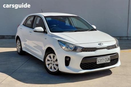 White 2017 Kia RIO Hatchback S