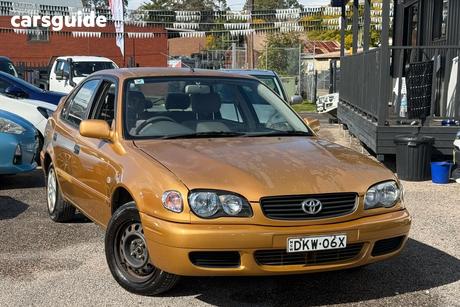 Gold 2000 Toyota Corolla Sedan Conquest