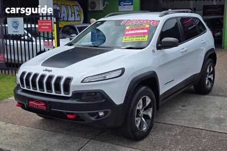 White 2015 Jeep Cherokee Wagon Trailhawk (4X4)