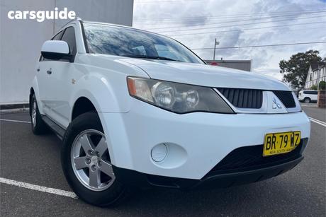 White 2009 Mitsubishi Outlander Wagon Ls