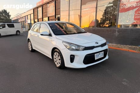 White 2017 Kia RIO Hatchback S