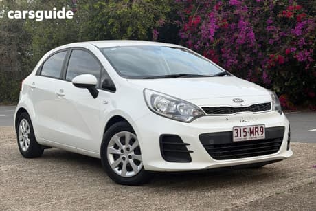 White 2015 Kia RIO Hatchback S
