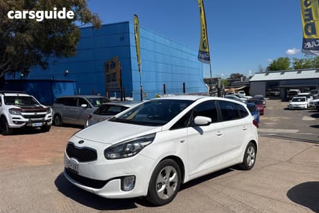 White 2014 Kia Rondo Wagon Si