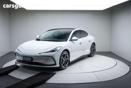White 2025 MG Im5 Hatch PLATINUM R