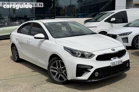 White 2018 Kia Cerato Sedan Sport