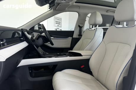 White 2026 Jaecoo J5 Wagon Summit Ev