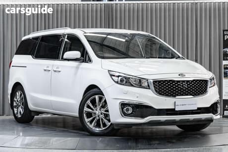 White 2017 Kia Carnival Wagon Platinum