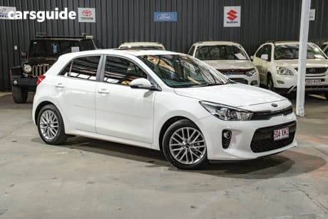 White 2017 Kia RIO Hatchback Sli