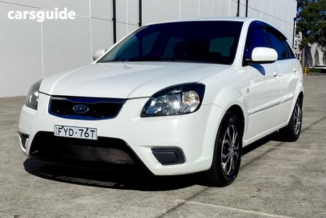 White 2010 Kia RIO Hatchback Si