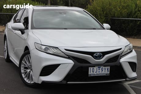 White 2019 Toyota Camry Sedan Sl (Hybrid)