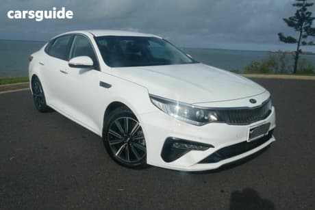 White 2018 Kia Optima Sedan Si
