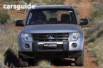 White 2010 Mitsubishi Pajero Wagon Platinum Edition