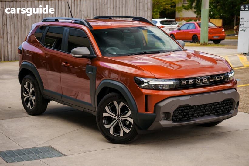 Orange 2025 Renault Duster Wagon Evolution (4X2)