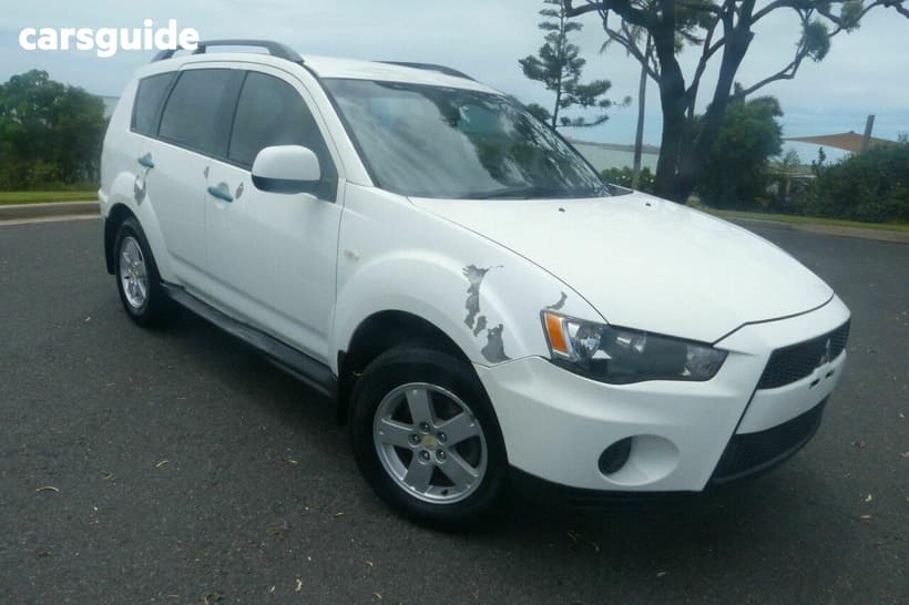 White 2010 Mitsubishi Outlander Wagon Ls