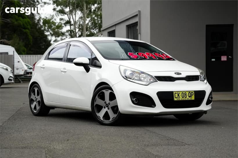 White 2014 Kia RIO Hatchback Sli