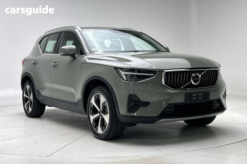 Green 2022 Volvo XC40 Wagon T4 Momentum (Fwd)