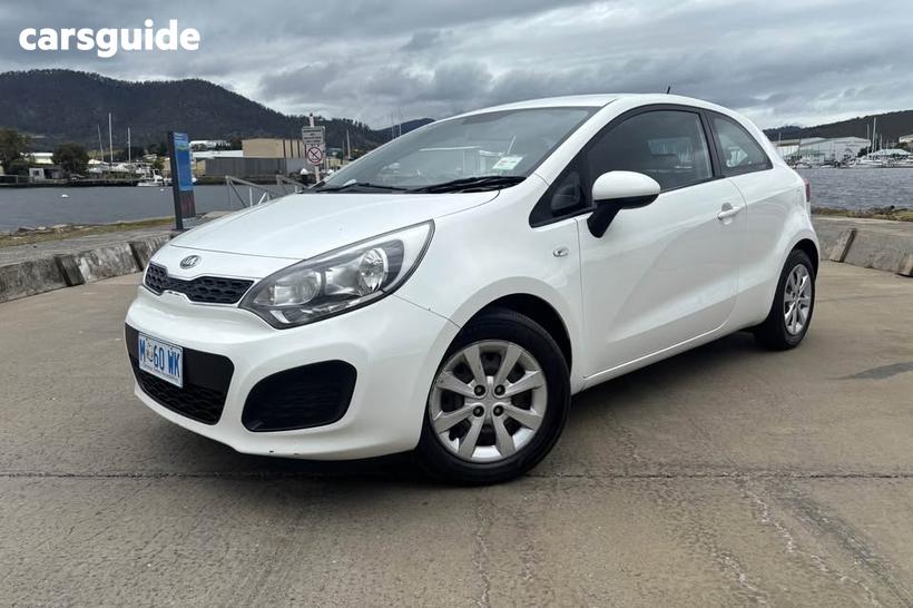 White 2014 Kia RIO Hatchback S