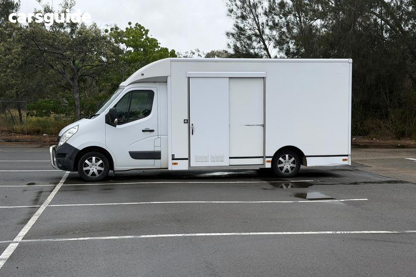 White 2018 Renault Master Commercial