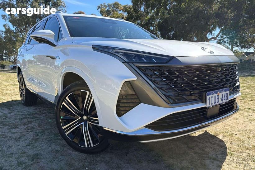 White 2025 MG Qs Wagon Essence Awd