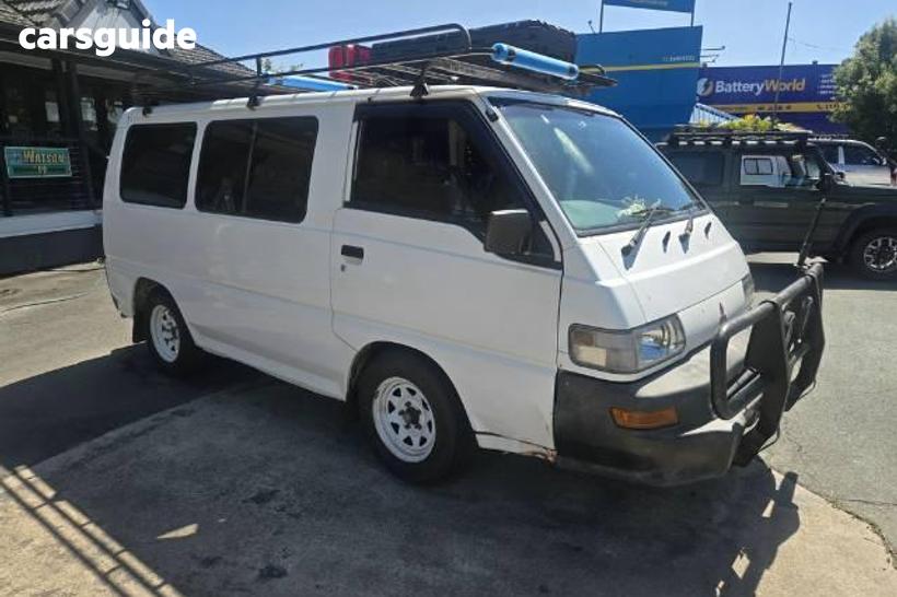 White 2004 Mitsubishi Express Commercial SJ