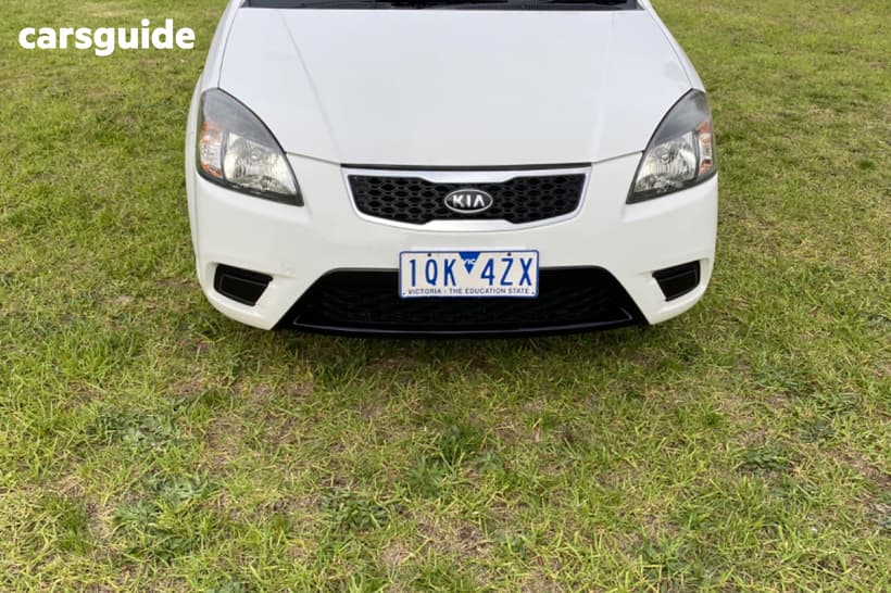 White 2011 Kia RIO Hatchback S