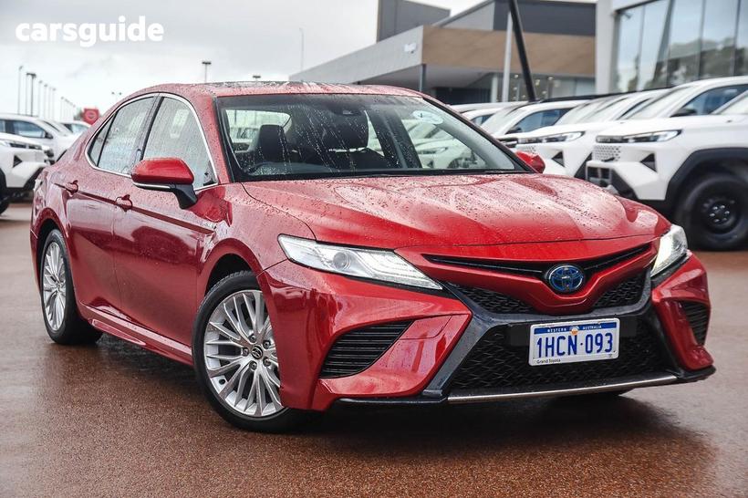 Red 2020 Toyota Camry Sedan Sl (Hybrid)