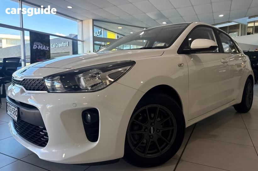 White 2016 Kia RIO Hatchback S