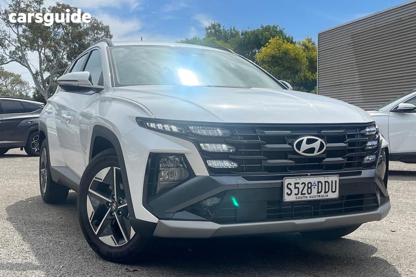 White 2025 Hyundai Tucson Wagon Hybrid (Fwd)