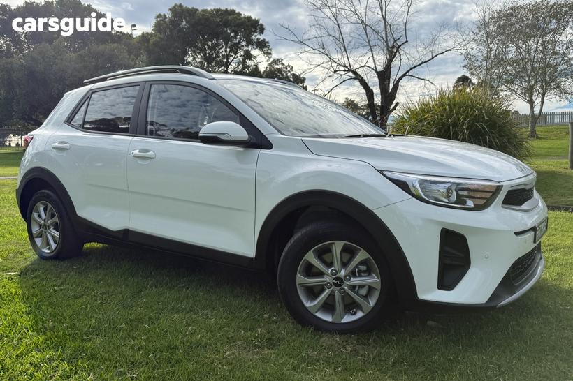 White 2024 Kia Stonic Wagon S