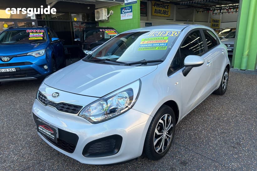 White 2013 Kia RIO Hatchback S