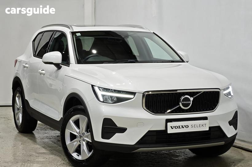 White 2025 Volvo XC40 Wagon Plus B4