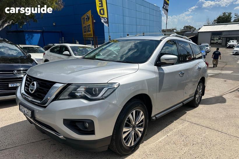 Silver 2017 Nissan Pathfinder Wagon St-L (4X4)