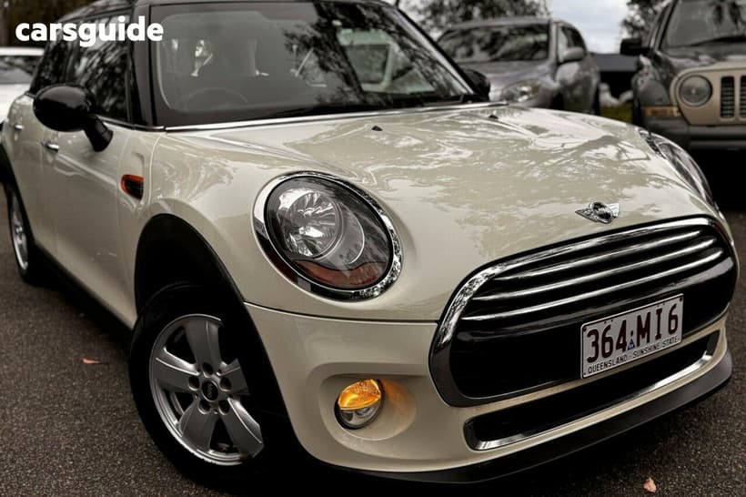 White 2015 Mini Cooper Hatchback 5D Hatch