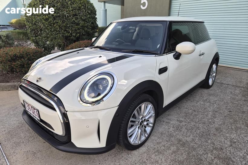 White 2021 Mini Cooper Hatchback Classic Plus 3D Hatch