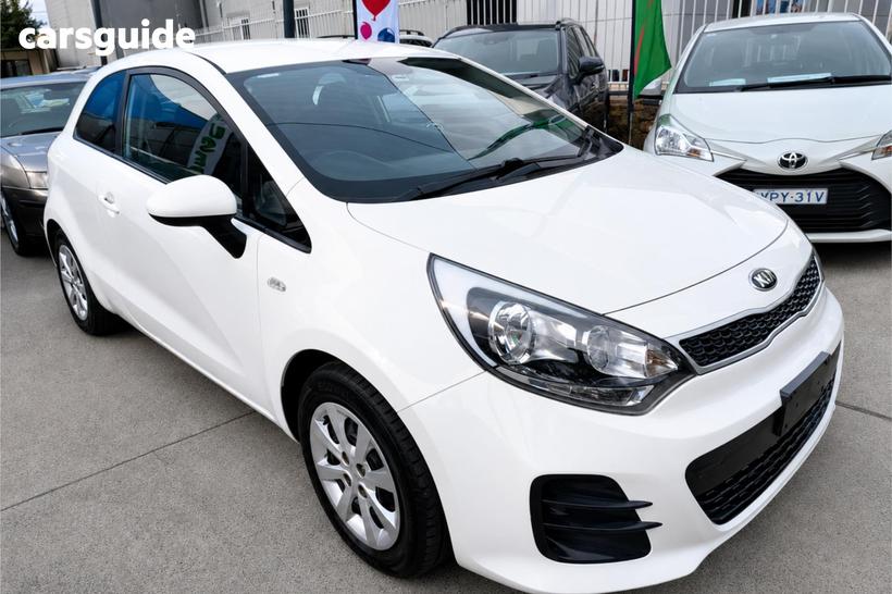 White 2015 Kia RIO Hatchback S