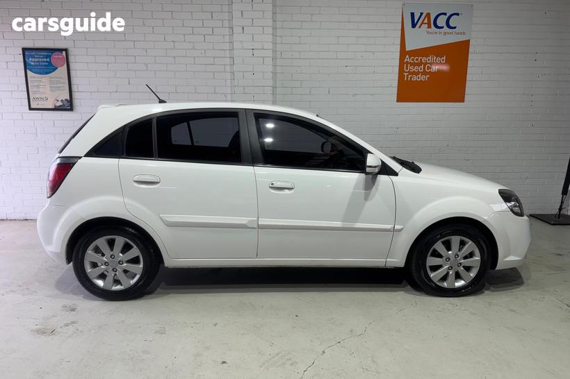 White 2011 Kia RIO Hatchback Sports