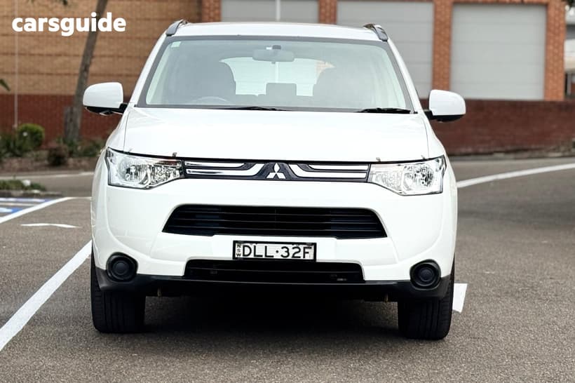 White 2013 Mitsubishi Outlander Wagon Es (4X2)