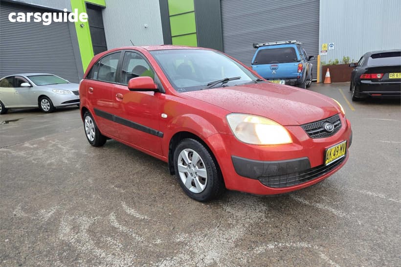 Red 2005 Kia RIO Hatchback Ex