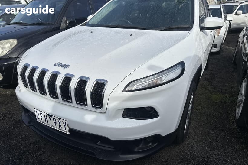 White 2016 Jeep Cherokee Wagon Longitude (4X4)