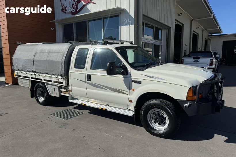 White 2002 Ford F250 Crew Cab Pickup Xl (4X4)