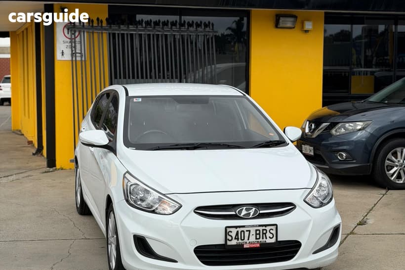 White 2017 Hyundai Accent Hatch SPORT RB5