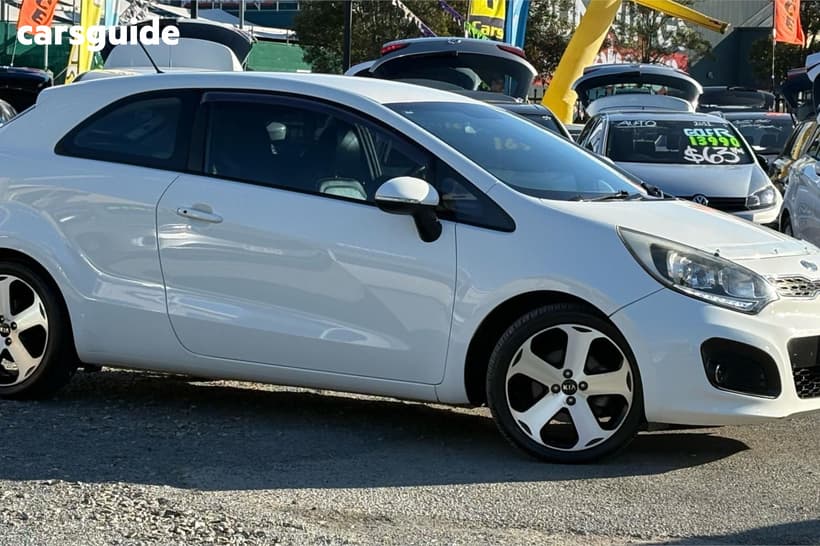 White 2012 Kia RIO Hatchback Sls